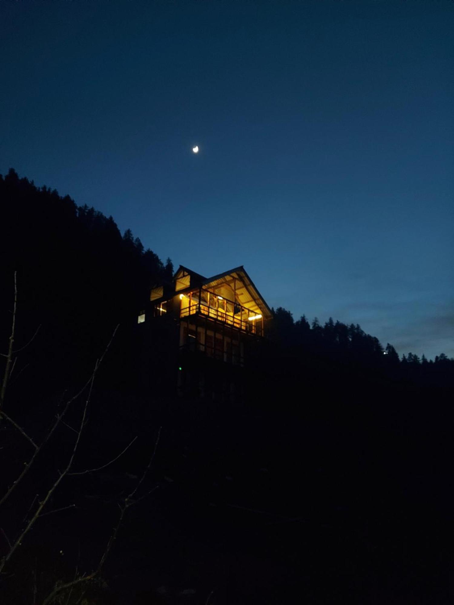 Sukun Hostel Sainj Екстер'єр фото
