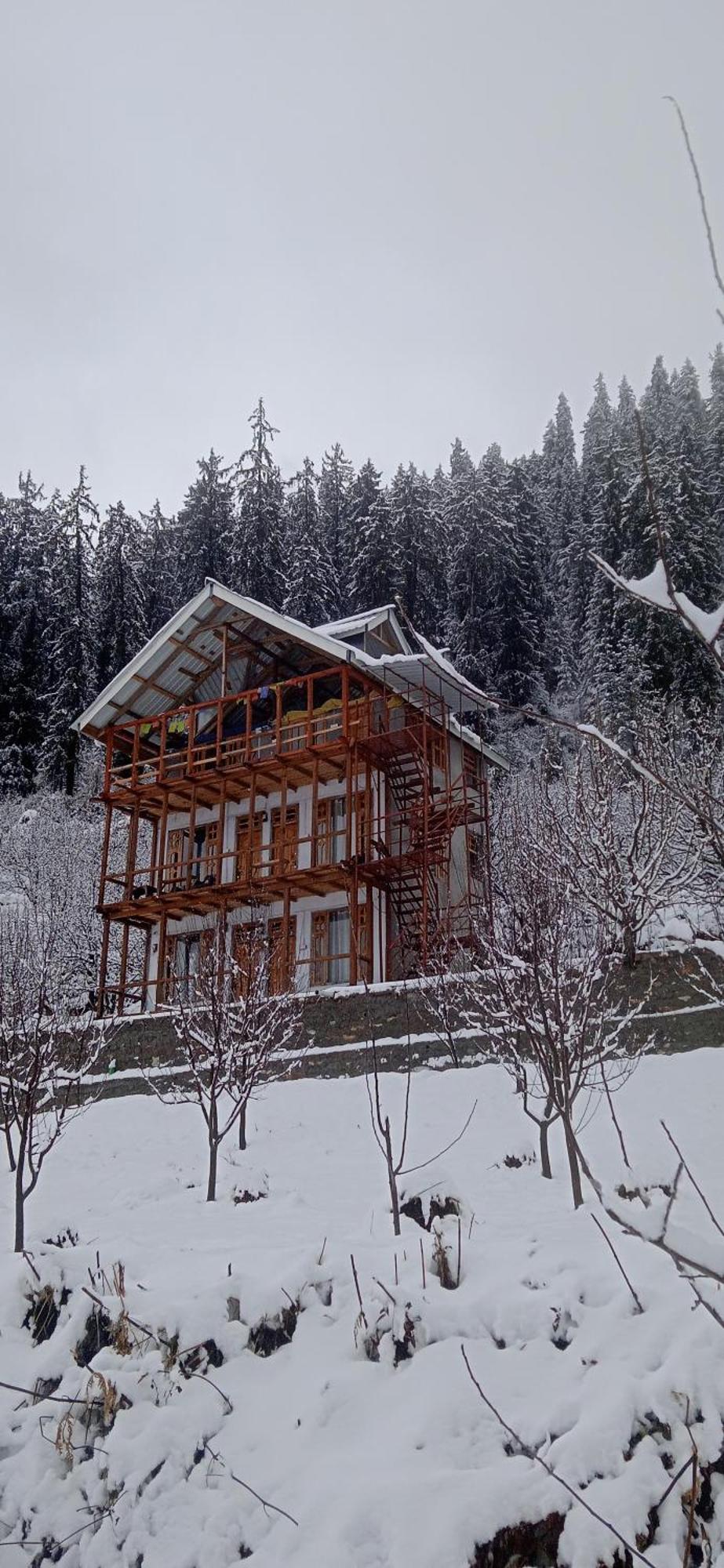 Sukun Hostel Sainj Екстер'єр фото